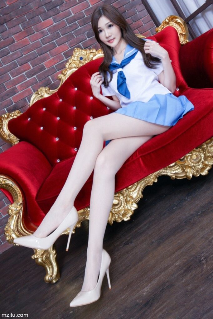 成熟迷人的美少妇，美腿纤细白皙真性感-无忧兔兔