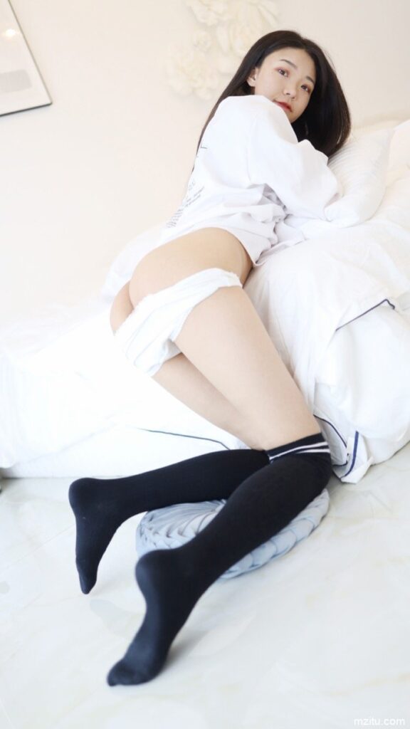 脱个精光躺倒床上，JK软妹张小妮皮肤白皙水嫩极致-无忧兔兔