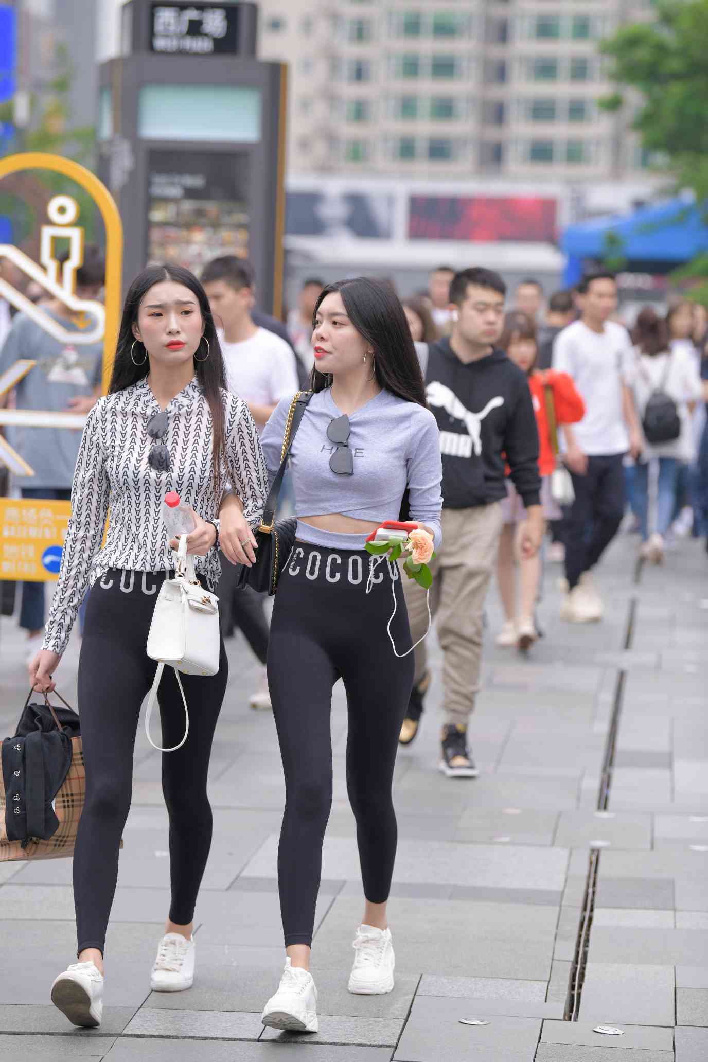图片[2]-【免费】逛街的两个瑜伽裤姑娘【40P】04030-无忧兔兔