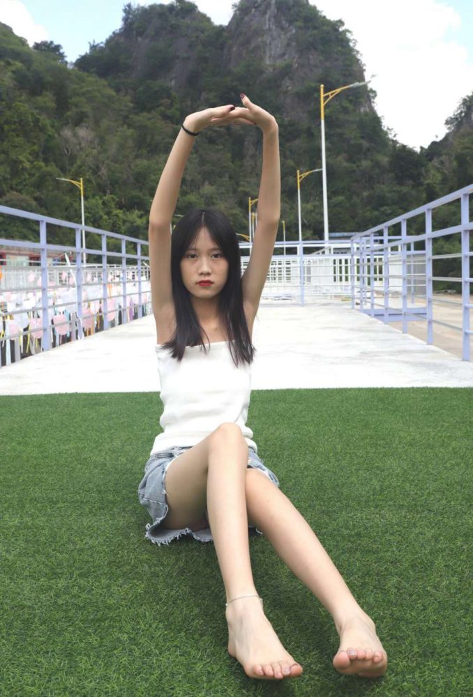 坐在草地上的长发女孩【172P】20012-无忧兔兔
