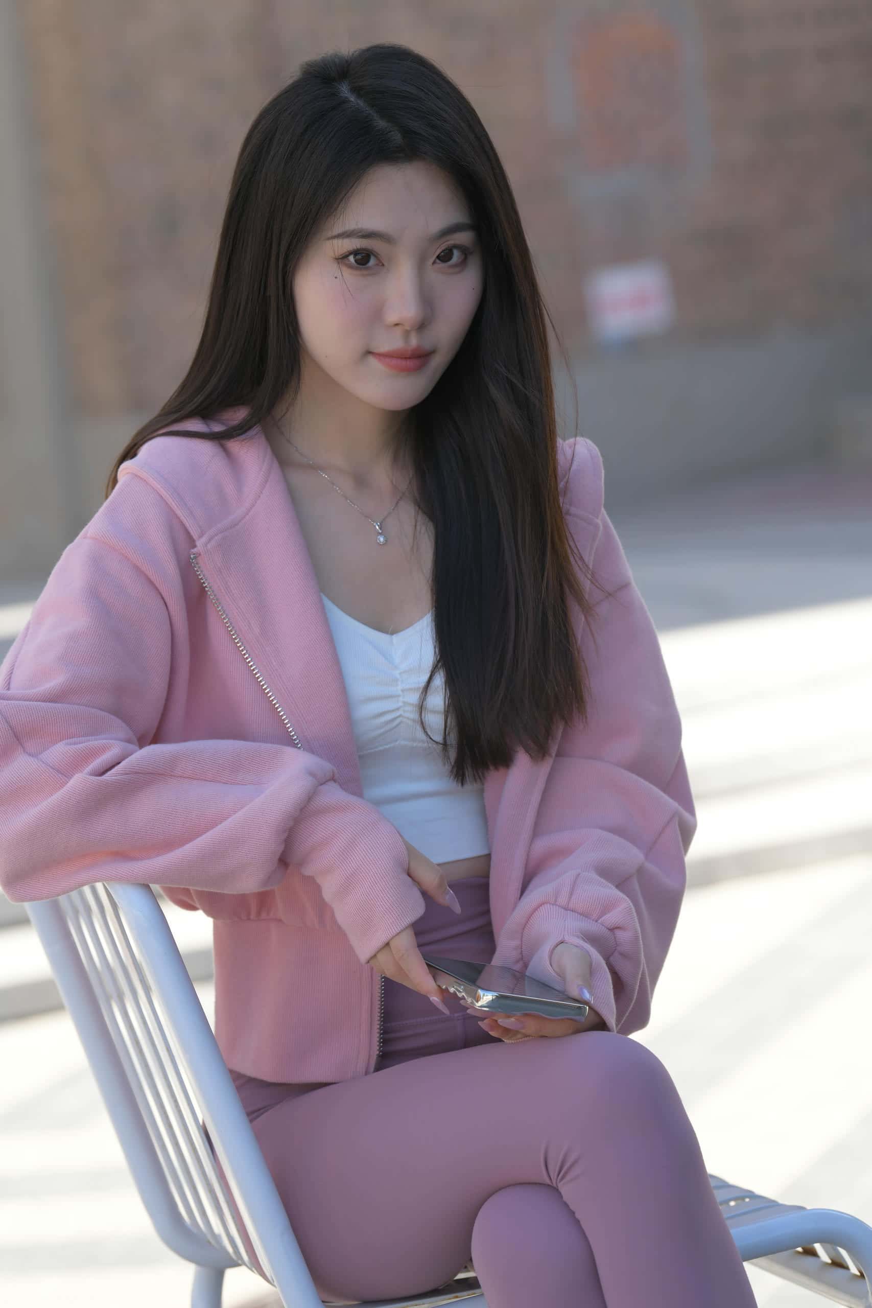 图片[1]-在外面拍照的粉色系女孩【653P】J6238-无忧兔兔