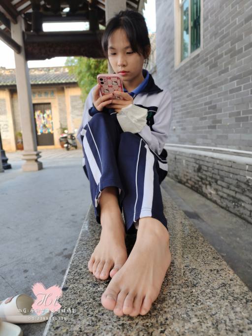 【免费】专心致志玩手机的女孩【42P】20028-无忧兔兔