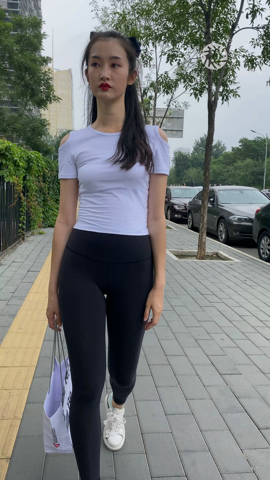 图片[1]-黑色瑜伽裤逛街的女孩J4000 MP4-7.76GB-无忧兔兔