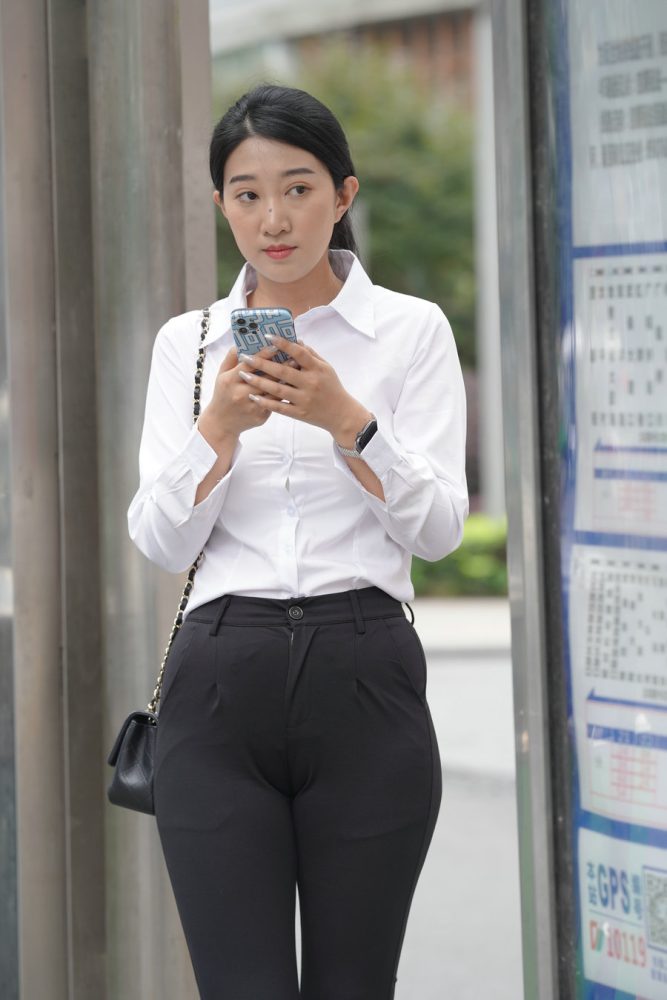 图片[3]-等公交的制服女人J2130 976P2V-29.5GB-无忧兔兔