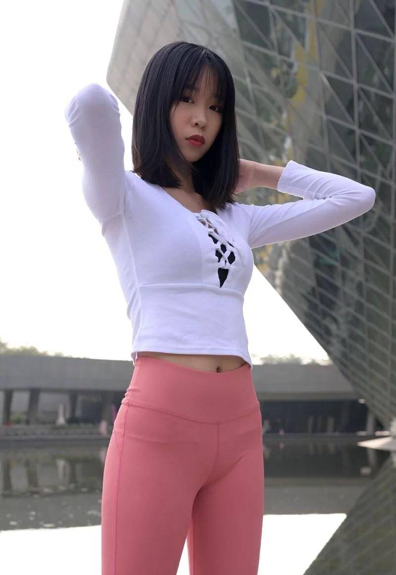 图片[1]-粉色瑜伽裤年轻女孩 J1311 417P17V-14.9GB-无忧兔兔