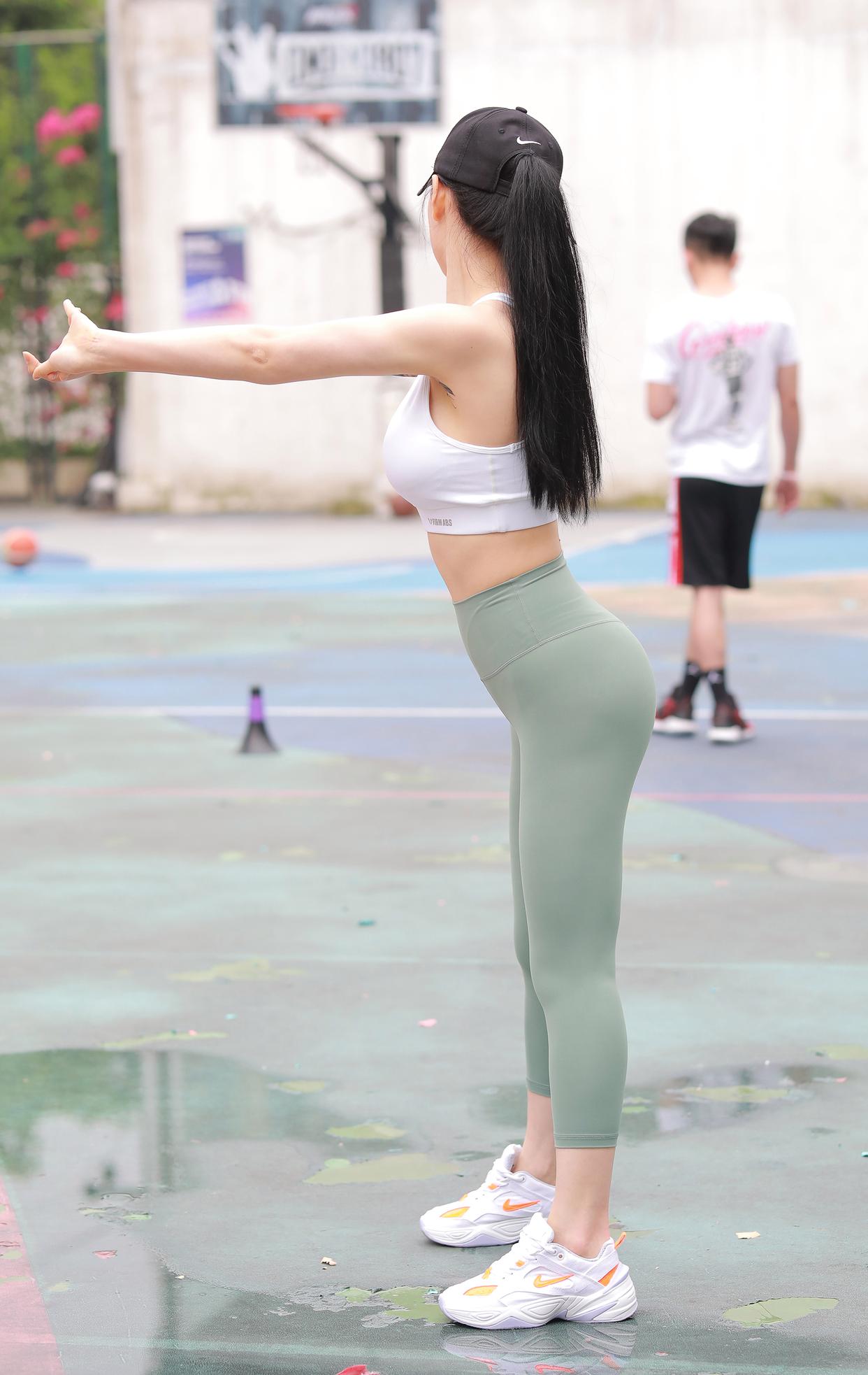 图片[1]-打扮很休闲的瑜伽裤女孩 J1600 415P3V-10.4GB-无忧兔兔