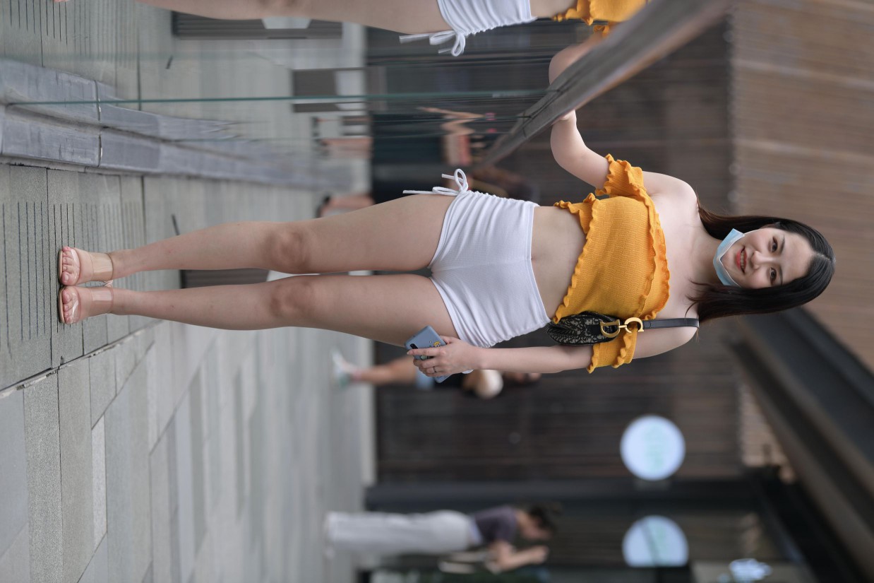 图片[2]-高腰白色短裤的漂亮女孩【767P】00065-无忧兔兔