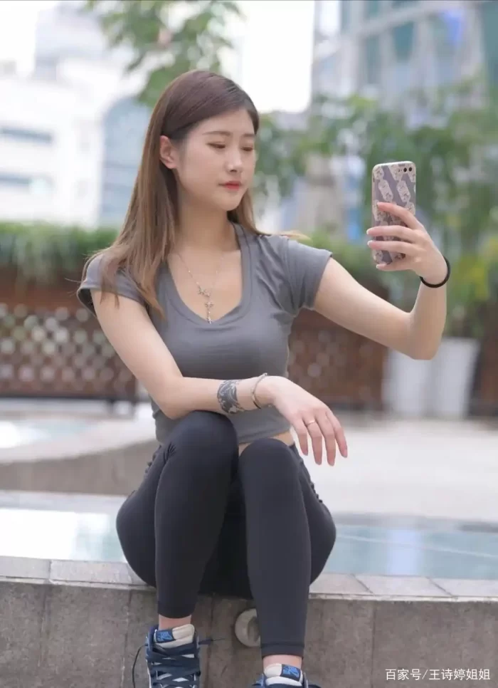 图片[2]-有小虎牙非常甜美的瑜伽裤女孩-无忧兔兔