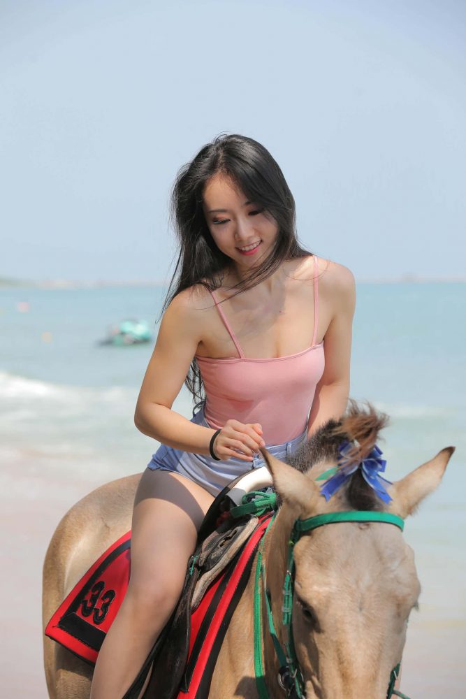 海边练习骑马的热裤女孩【348P】J4187-无忧兔兔