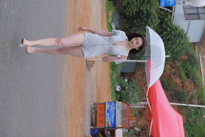 阴雨天在海边骑车的长发女人【156P】00044-无忧兔兔