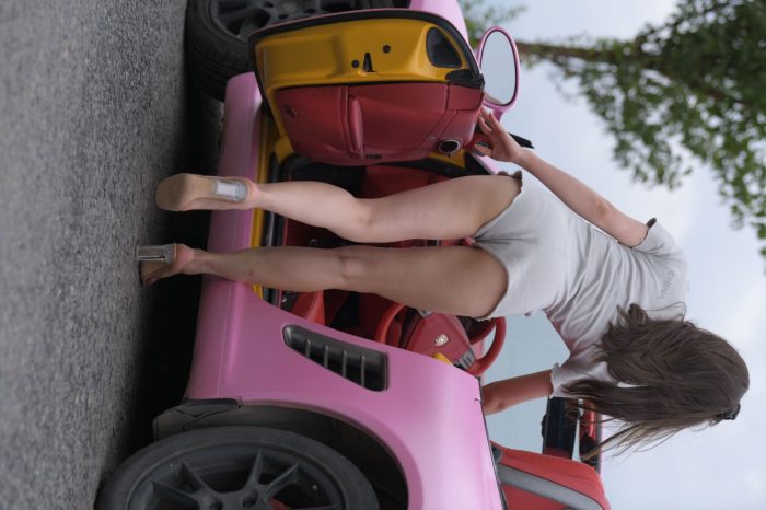 在海边开跑车的连衣短裤女孩【390P】00030-无忧兔兔