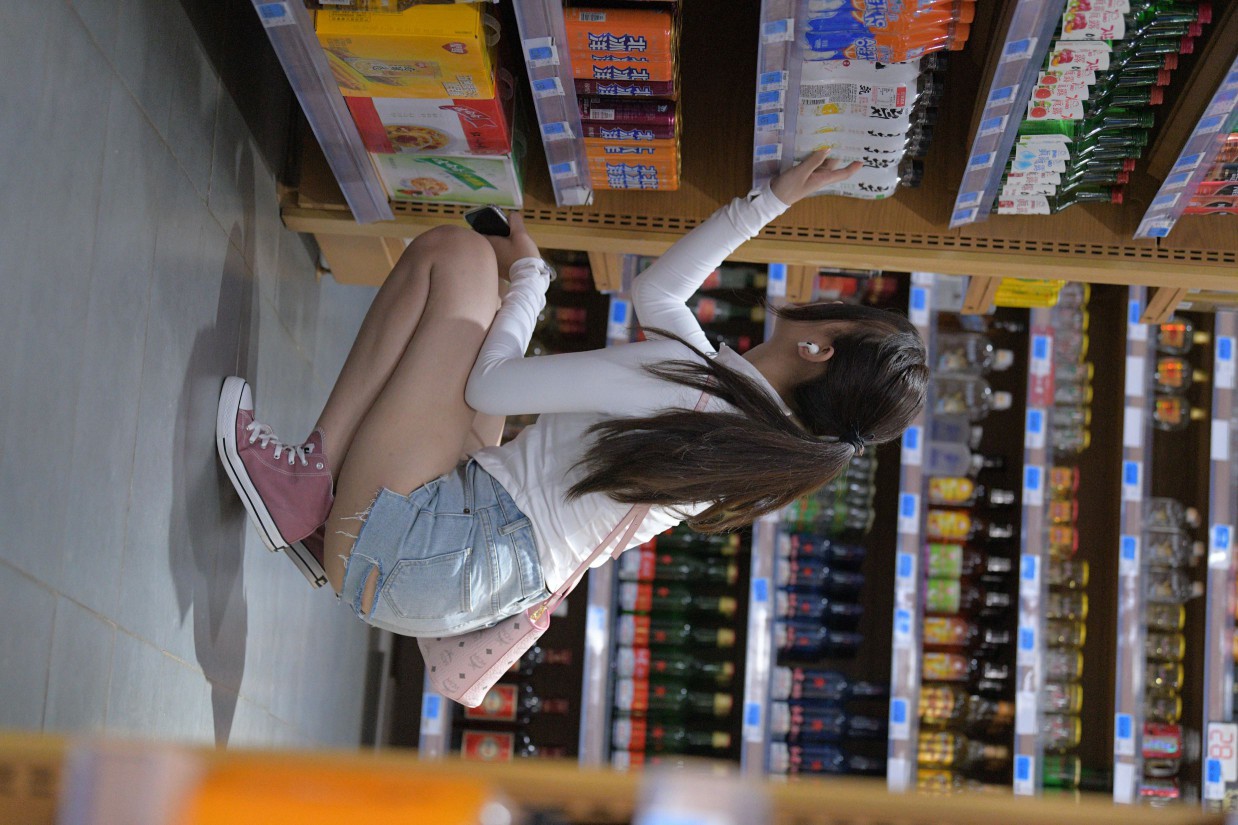 图片[5]-紧身牛仔短裤骑自行车的漂亮女孩【588P】00053-无忧兔兔