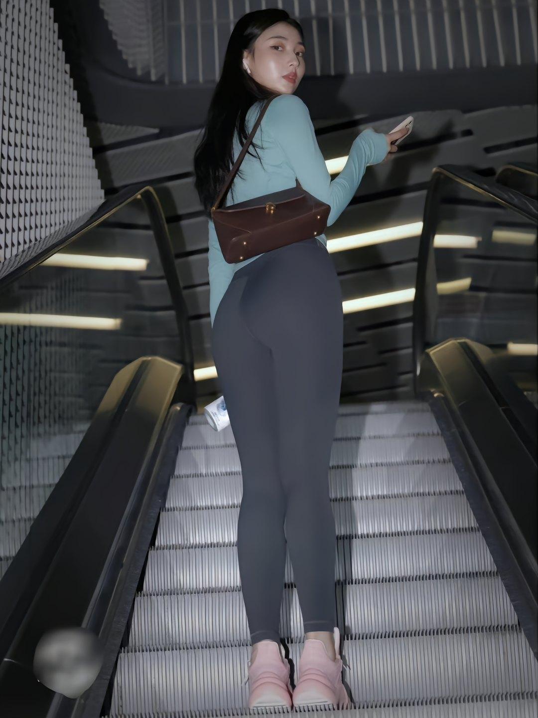 图片[1]-晚上逛商场的瑜伽裤漂亮女孩J2244 225P2V-15.1GB-无忧兔兔