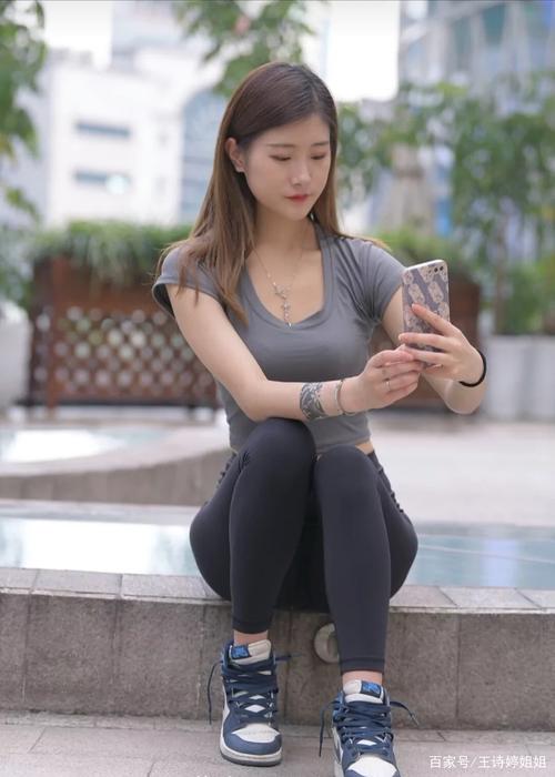 有小虎牙非常甜美的瑜伽裤女孩-无忧兔兔