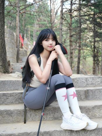 图片[1]-爱爬山的瑜伽裤MM，太甜美了！~-无忧兔兔