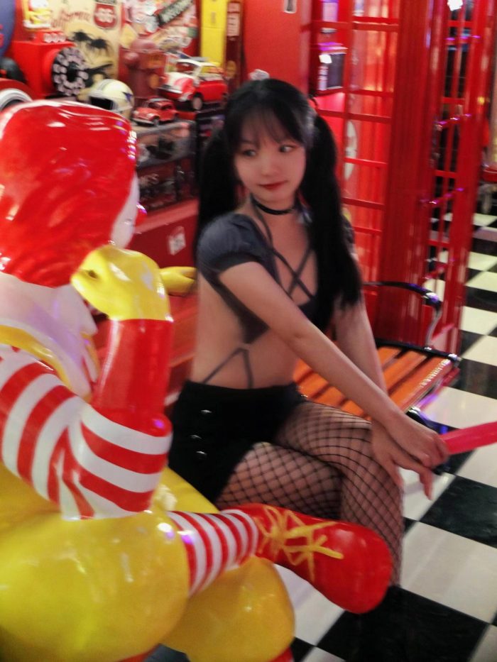 网格丝袜的清纯双马尾小姑娘-无忧兔兔