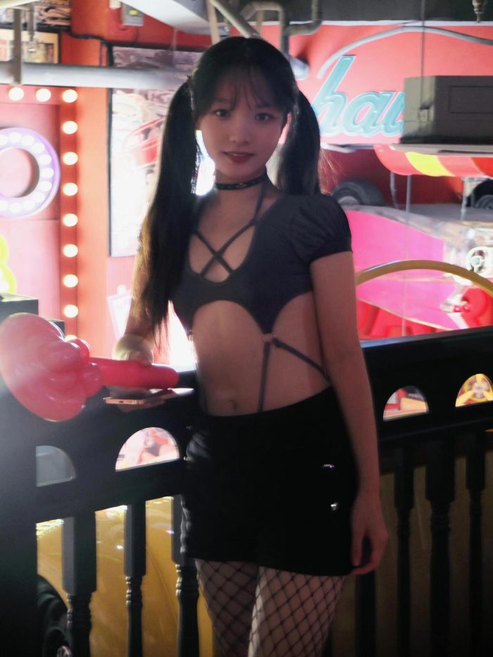 网格丝袜的清纯双马尾小姑娘-无忧兔兔