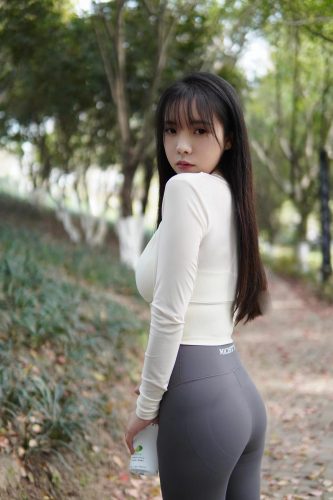 图片[9]-穿瑜伽裤爬山的长发少女-无忧兔兔