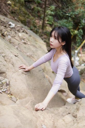 图片[8]-穿瑜伽裤爬山的长发少女-无忧兔兔