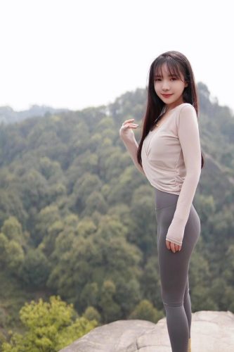 图片[3]-穿瑜伽裤爬山的长发少女-无忧兔兔