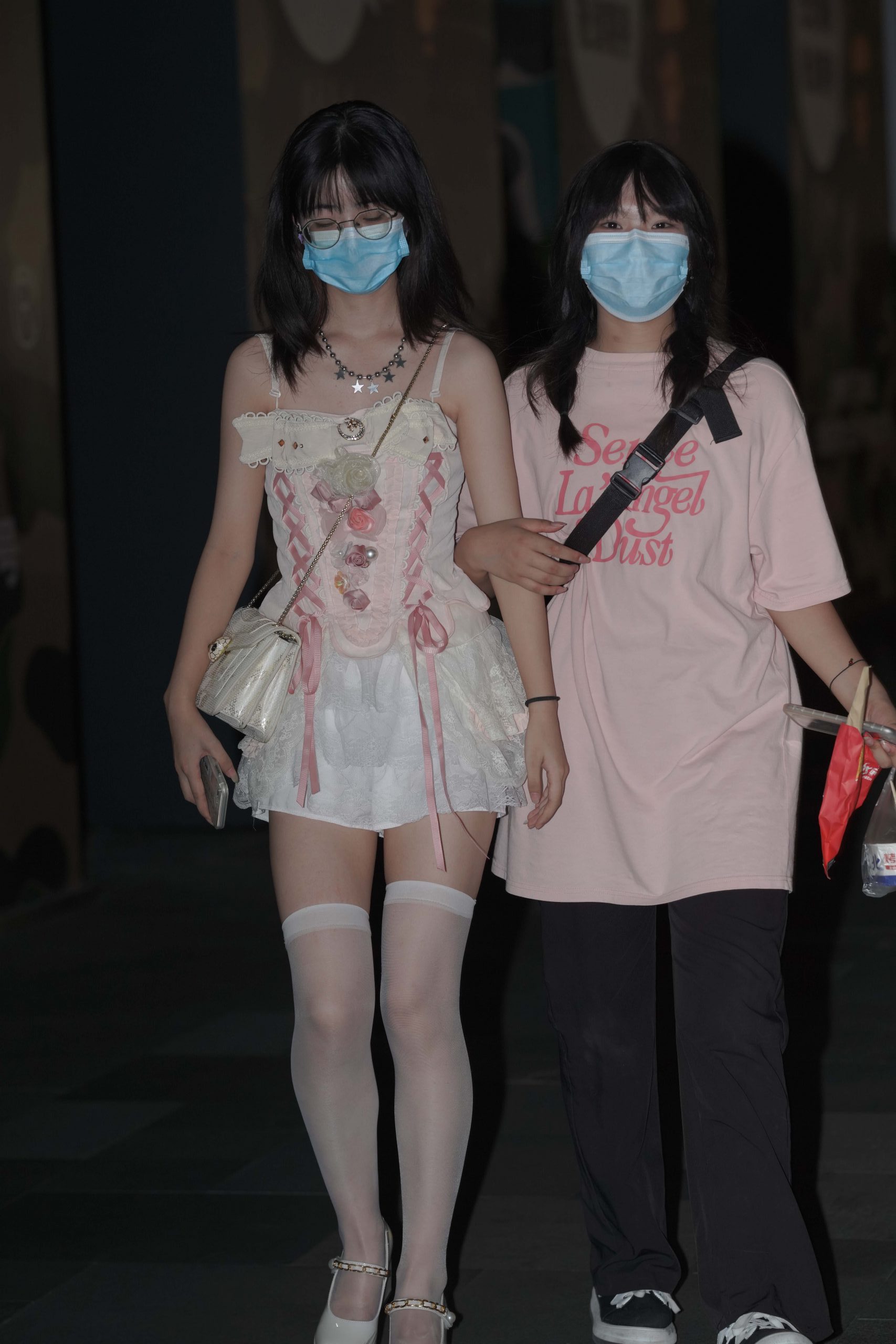 图片[1]-正在逛街的粉色连衣裙妹子【76P】YA6443-无忧兔兔