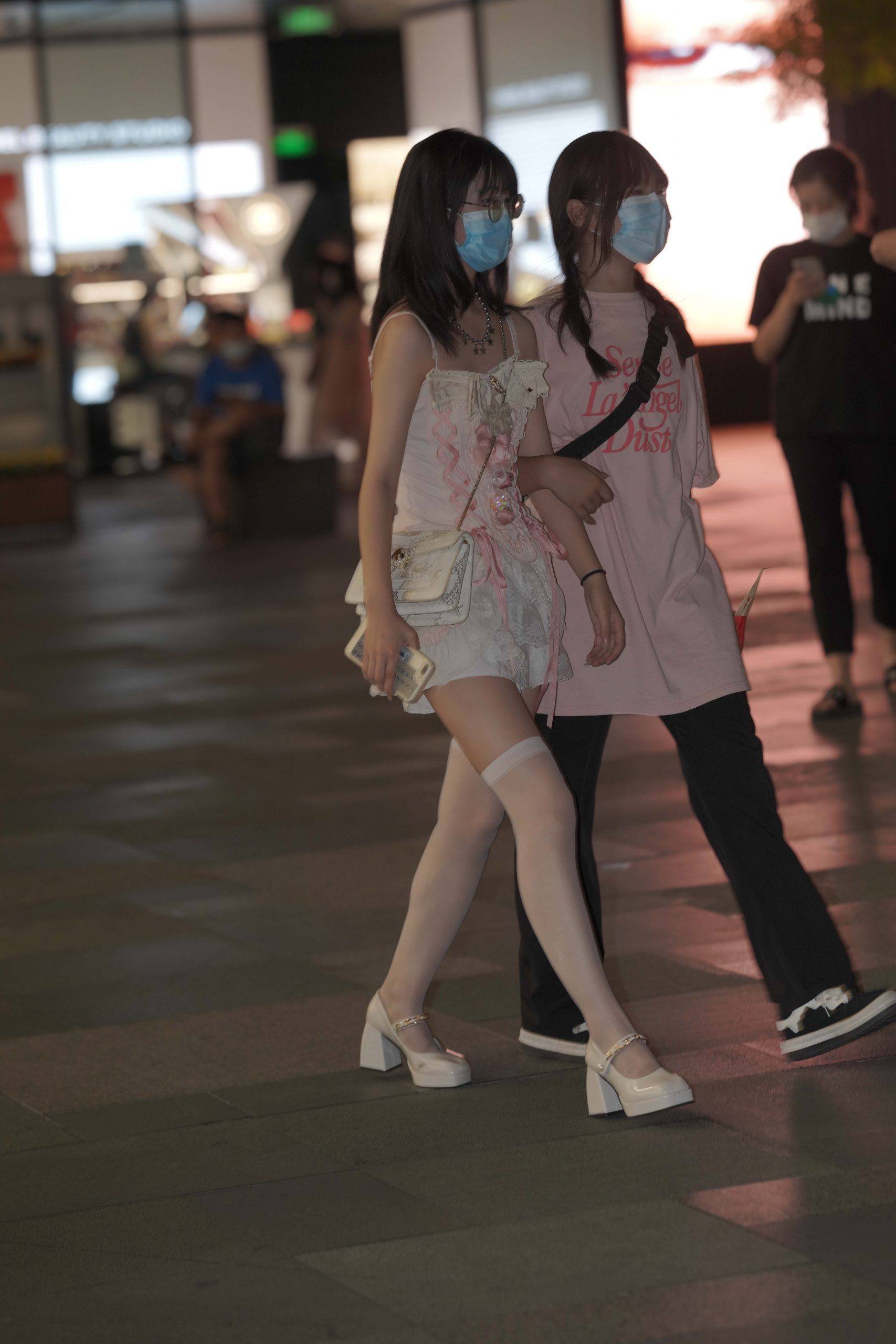 图片[2]-正在逛街的粉色连衣裙妹子【76P】YA6443-无忧兔兔