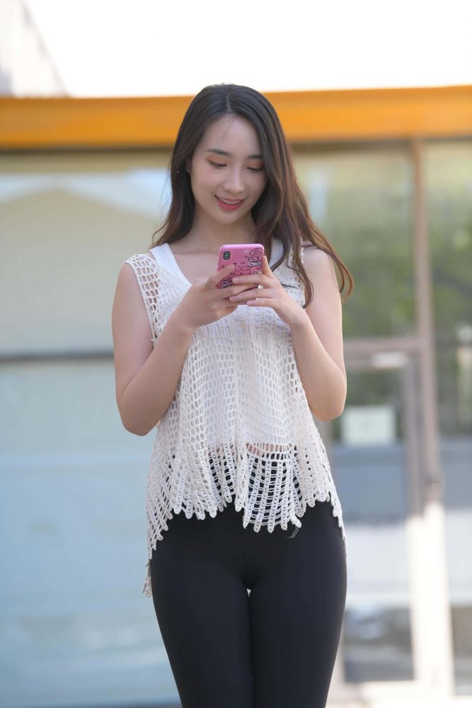 阳光下玩自拍的瑜伽裤姑娘【656P】J3341-无忧兔兔