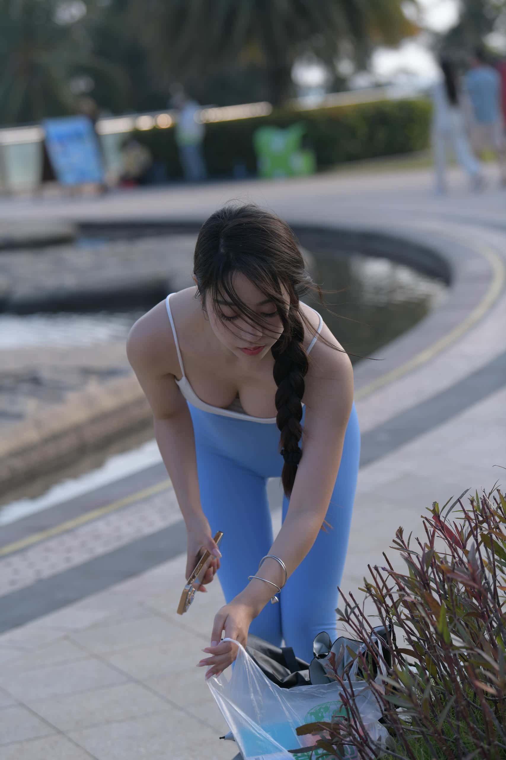 图片[1]-出门游玩的蓝色瑜伽裤妹子【591P】J6087-无忧兔兔
